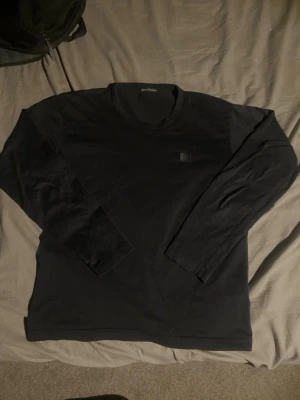 Acne studios longsleeve - Säljer denna feta acne studios longsleeve i storlek xs som bara används 1-2 gånger och är i väldigt bra skick inga defekter. Priset är ej hugget i sten och lägg gärna bud, tack!😀