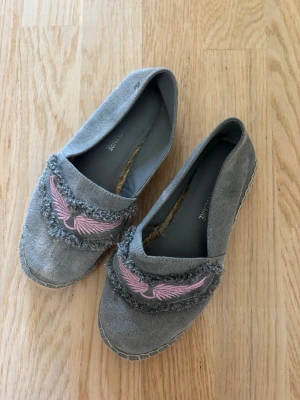 Grå ballerinaskor med rosa broderi - Säljer ett par grå ballerinaskor/espandrillos från Zadig i storlek 35🩷🩷