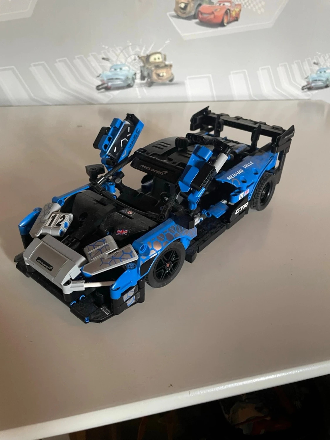 Blå och svart LEGO sportbil