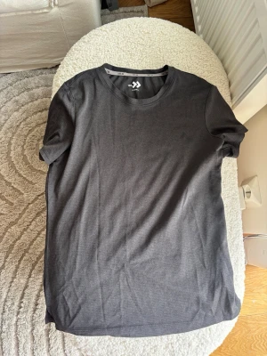 Mörkgrå basic t-shirt - En enkel och stilren mörkgrå t-shirt med rund hals och korta ärmar. Perfekt till jeans eller shorts för en clean look. Tillverkad i mjuk bomull som känns skön mot huden.