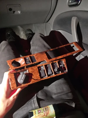 Träpanel till Volvo 740/940 - Säljer en träfärgad instrumentpanel till Volvo 740 eller 940. Panelen har plats för strömbrytare, reglage och ljusvred. Passar perfekt för dig som vill ge din bil en klassisk look med trädetaljer.