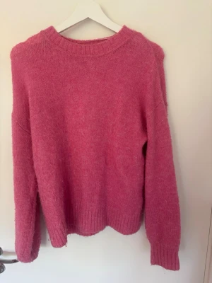 Rosa stickad tröja från Cubus  - Säljer en snygg rosa stickad tröja i storlek 158/164, men skulle säga att den passar xs och s också. Den är i fint skick och säljer för den inte kommer till användning så mycket längre❣️
