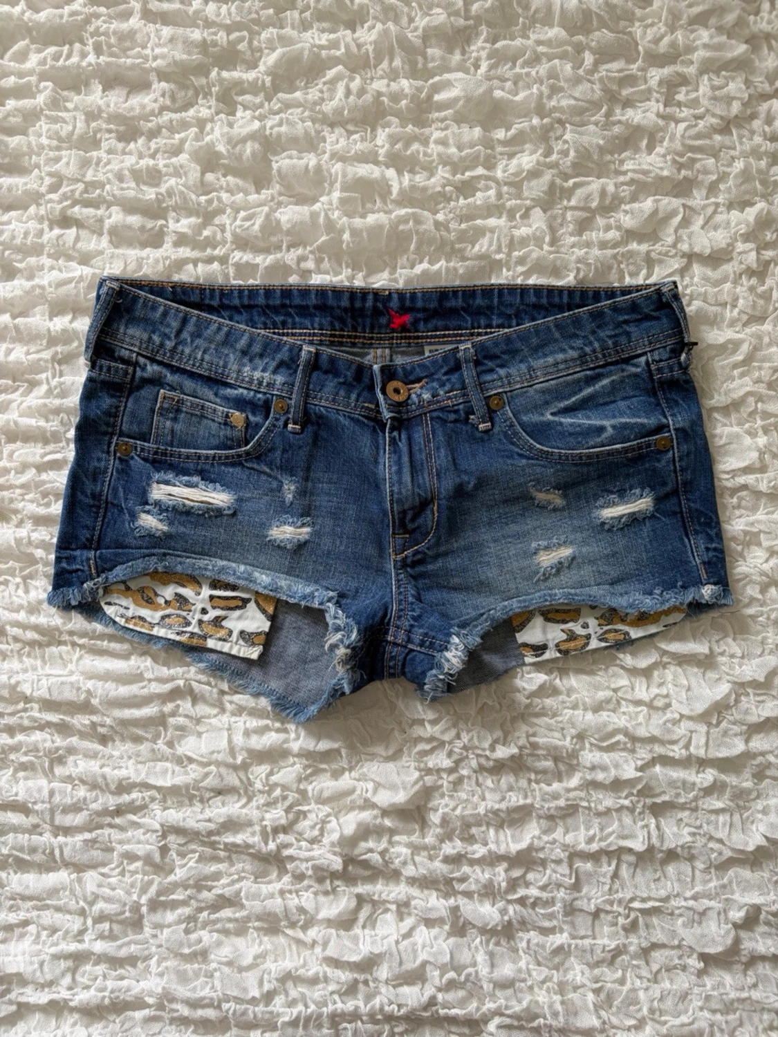 Blå jeansshorts med leoparddetaljer