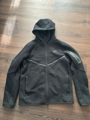 Nike fleece  - Svart Nike fleece i nytt skick, aldrig använd. Inga skador. Ny pris: 1 000kr 