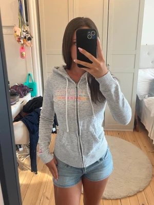 Hollister hoodie  - Snygg grå hoodie från Hollister. Storlek XS