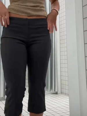 Bershka svarta Capri pants - Säljer svarta capri byxor som jag köpte och aldrig använt endast testat. 