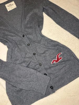 Grå vintage kofta från Hollister - En skit snygg grå vintage Hollister kofta! Denna sitter skit snyggt på och är perfekt nu inför hösten! Passa på då dem förra jag sålde blev köpta snabbt!💕