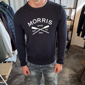 Stickad morris tröja - Mycket fint skick, inga defekter. Nypris ca 1000kr. Passar dig som är 175-185 ungefär. Modellen är 185 cm, 75 kg. Alltid billigare pris vid köp av flera varor‼️🙌Svarar alltid på frågor eller funderingar! 