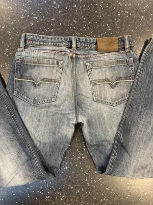 Vintage diesel jeans - Ett par vintage diesel jeans, skitsnygg fade och passform men använder tyvärr inte dem så ofta längre. Inga defekter förutom det som visas på bild. Hör av dig vid fundering😄