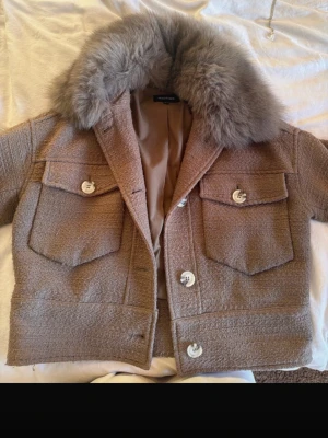Beige pälsjacka från Meotine - Säljer en beige pälsjacka från Meotine med stor fluffig rävpäls (äkta). Knappast använd. 