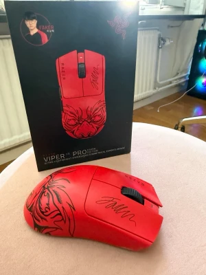 Razer Viper V3 Pro Faker Edition mus - Snygg röd gamingmus från Razer, Viper V3 Pro Faker Edition. Musen har svart scrollhjul, coolt tryck med signatur och motiv, samt symmetrisk form. Perfekt för esport och gaming, trådlös och ultralätt design. Inget fel överhuvudtaget på musen, så gott som ny.