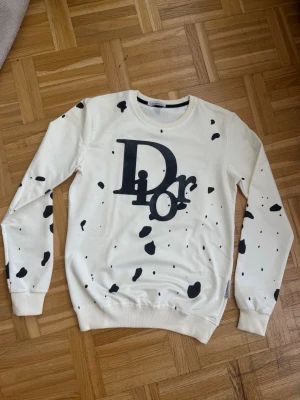Christian Dior Tröja - Helt ny har aldrig använts. Storlek S-M