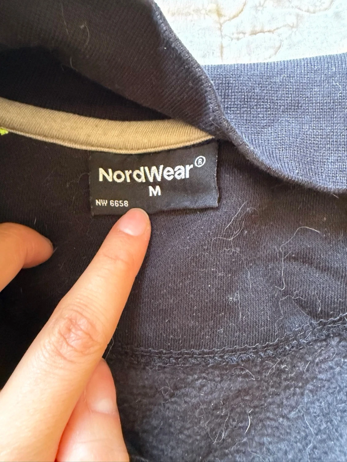 Svart ziptröja med neongula detaljer - 2