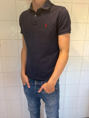 Ralph Lauren pike - Säljer nu en modern Ralph Lauren piké. Mycket fint skick utan defekter! Jag på bilden är 185cm lång. Hör av er vid frågor eller funderingar!🙌