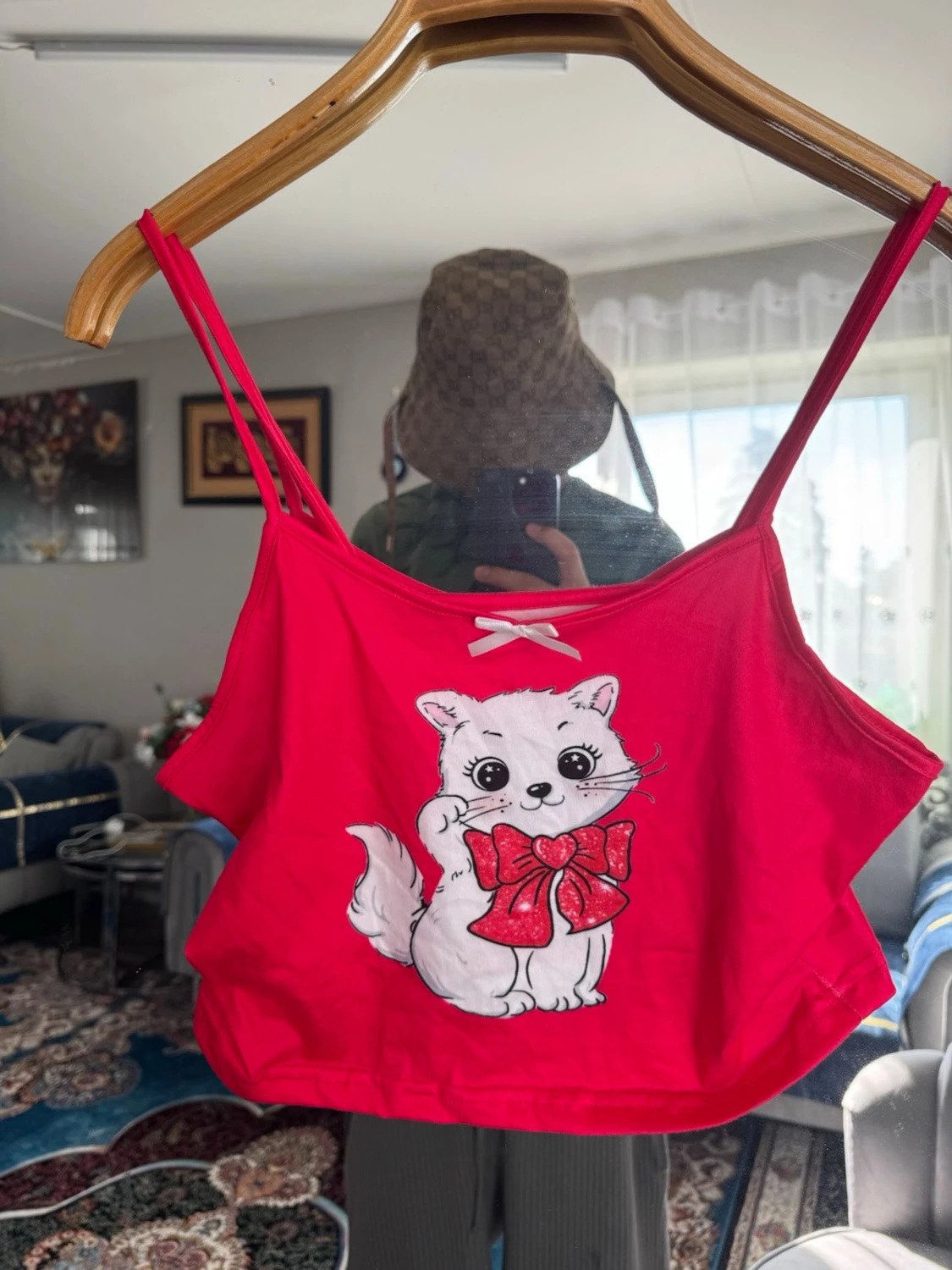 Röd linnetopp med kattmotiv