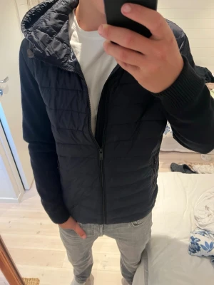 Mörkblå Cardigan - Hej! Säljer en snygg mörkblå cardiganjacka ifrån Massimo Dutti. På tröjan står de size M men den är mer som size S.  📐 = S 🏷️ = Massimo Dutti ❓ = Vid frågor så skriv till mig