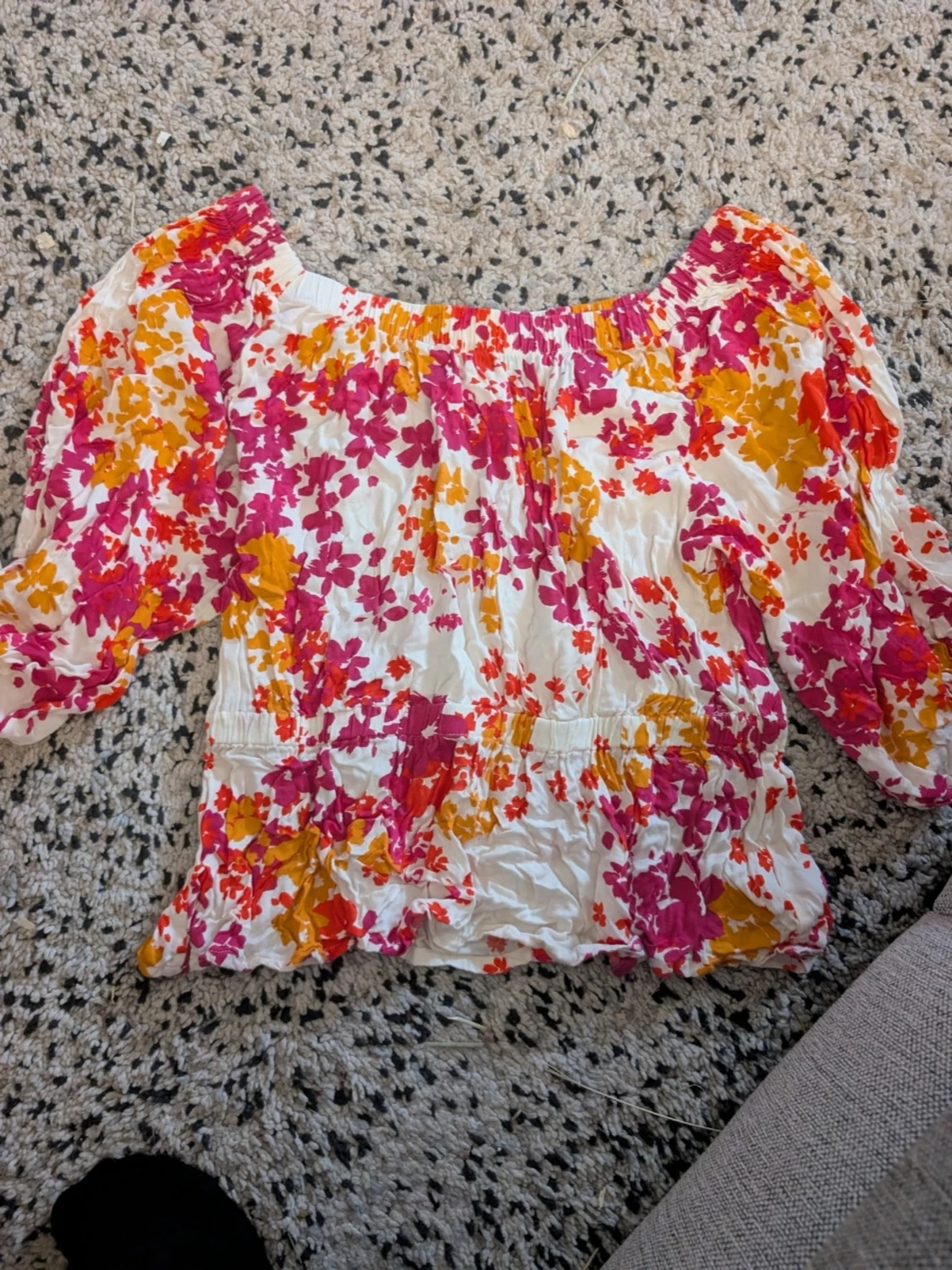 Blommig offshoulder blus i starka färger stl L