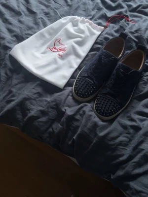  Äkta❗️Marinblå Louboutin sneakers  - Tjena ! Säljer ett par Äkta marinblå sneakers från Christian Louboutin i mocka med svarta nitar på tån och vita sulor. Skorna har klassisk låg profil och svarta skosnören. Medföljer original dustbag.  Kan tänka mig gå ner nån hundralappar vid smidig och snabb affär 