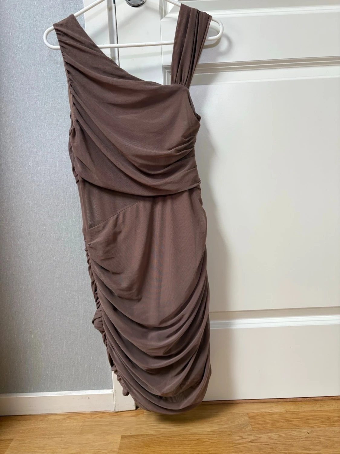 Brun asymmetrisk draperad klänning