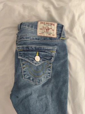 True religion jeans Becca boot cut  25 - Jätte fina jeans från True Religion i modellen Becca mid rise bootcut I storlek 25. Ett av mina favvo jeans men tyvärr passar de inte längre. Den är lite lite sliten av benen men inget som märks när man bär de. Nypris 1299.