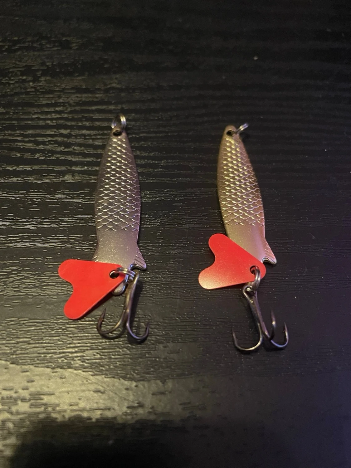Två silverfärgade fiskedrag