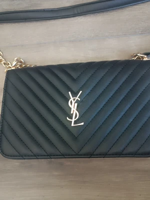 Svart YSL axelväska i läder - Snygg svart axelväska från YSL! 