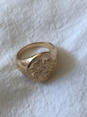 Guldfärgad klackring stämplat med 18k och 750 - Ringen är förmodligen guldpläterad men är stämplad som 18karat. Därför säljer jag den billigt.