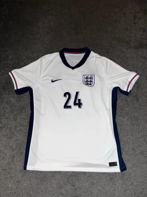 England 24/25 Matchtröja ”Cole Palmer” - En officiell England fotbollströja från Nike med nummer 24 och namnet Palmer på ryggen. Helt oanvänd, pris kan diskuteras 