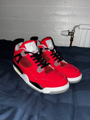 Jordan 4 “Toro Bravo” - Air Jordan 4 ”Toro Bravo” I storlek 46. Fick dessa i andrahand men de är näst intill oanvända däremot fick jag de utan en låda till. Jag kan inte garantera att dom är äkta men ifrån min egna bedömning verkar de vara det. Pris kan diskuteras.