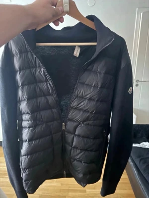 Söker jacka  - Söker en sån här Moncler jacka i storlek 2 (M), mörkblå men svart är oxå intressant! Skriv om du har betalar bra