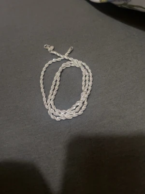 Cordell halsband - Stilrent halsband i silverfärg med tvinnad kedja som ger en modern och clean look. Perfekt för dig som gillar minimalistiska accessoarer. Halsbandet har ett enkelt lås och passar till många olika stilar. Den är 60cm 4 mm