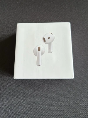 Apple AirPods 4 (ANC) - Säljer ett par vita Apple AirPods 4 De är rengjorda nyligen. Köptes för ungefär ett år sedan och har sedan dess fungerat felfritt. Brusreduceringen (ANC) fungerar sådär, Det blev sämre över vintern så jag vet inte om det har något med kylan att göra.                              Skriv gärna i DM om någon fråga annhålles. Tack!