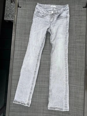 Ljusgrå utsvängda jeans - Strl 36 använda ett fåtal gånger, inga defekter.