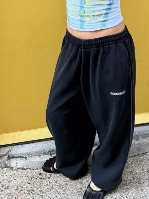 Iets frans, Urban Outfitters  - Säljer ett par super snygga svarta Iets frans byxor, säljer då det är fel storlek för mig. Så inte alls använda och har även lappen kvar. De är svarta och har en liten blå rand på sidorna. Ny pris 695 kr säljer just nu för 650 kr men kan diskuteras. Storlek XS, hör av er för intresse!🩷