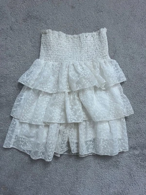 Vit kjol  - Jättesöt Love Lolita volangkjol med fina detaljer. Mycket bra skick. 