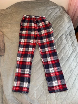 Pyjamasbyxor  - Säljer dessa rödblå pyjamasbyxor i storlek M från Cubus. Mycket bra skick! 