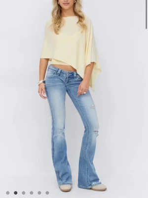 Såå snygga jeans - Säljer dessa sååå fina jeansen som är low wais bootcut med slitningar. Jeansen är endast använda ca 2 gånger och är i princip nya!