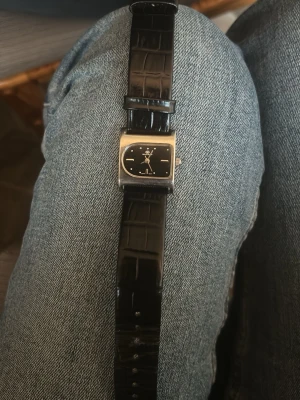 Dilligaf klocka - Snygg klocka med D formad urtavla och läder armband. Rostfrittstål är uret gjort av och lädret är i bra skick, bekväm att använda och ser trevligt ut. Lite slitage på insidan av läder banden men det är ytterst lite, syns på bild två.