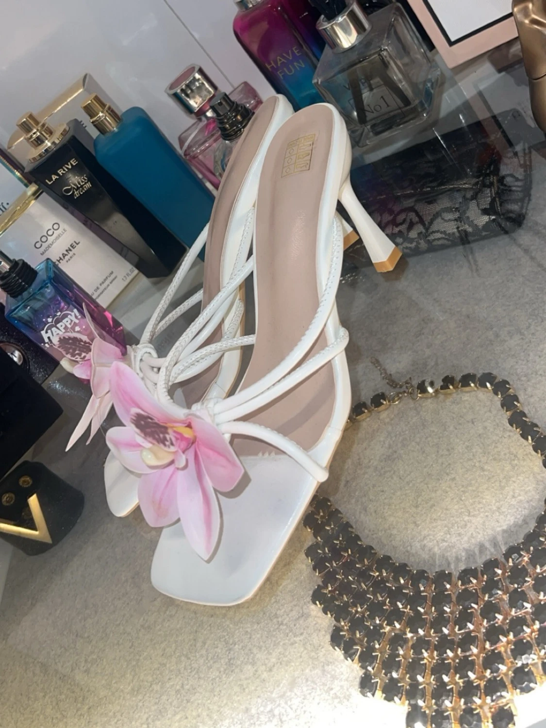 Vita pumps med rosa blomdekoration - 1