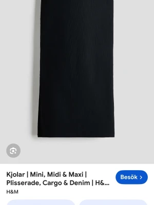 Svart långkjol från H&M - Stilren svart långkjol från H&M med rak passform. Kjolen har en minimalistisk design och är perfekt för dig som gillar en clean look. Tillverkad i ett mjukt och lätt material som ger en snygg siluett.säljer den då den bara legat i garderoben utan användning(aldrig använd).