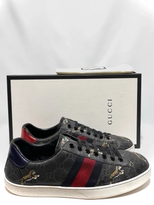 Gucci Ace Sneakers svarta med tiger detaljer  - Väldigt unika och eftertraktade Gucci Ace sneakers! Nyskick, inga defekter. Alla tillbehör medföljer. Us 9 passar 43. Kontakta mig för fler frågor och funderingar!