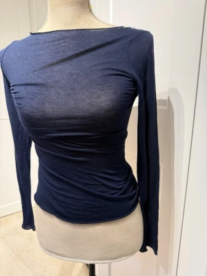 intimissimi tröja , Marinblå - Säljer min marinblå intimissimi tröja som jag använt mycket för länge sen. Den har tecken på att den varit använd men ej något som syns när man bär den. Ord. ca 600 kr tror jag