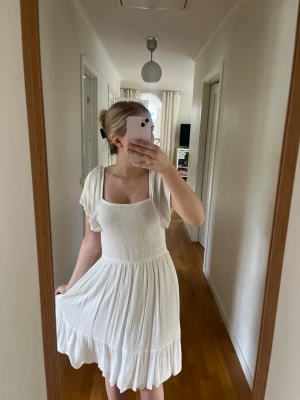 Vit sommarklänning  - Vit sommarkläninng, perfekt till skolavslutning, midsommar osv. Luftiga ”ärmar” köpt för längesen men bara använd 1 gång! 