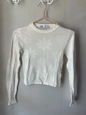 Vit blommig stickad topp från Zara - Säljer en vit stickad topp från Zara med  blommönster 💗