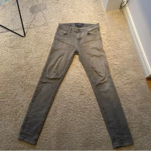 Grå jeans från Jacob Cohën - Säljer dessa feta jeans från Jacob Cohën i en grå färg, passformen är slim fit och storlek 28/30. Dessa är i toppenskick, mitt pris 899 ! Bara att höra av er om ni har frågor. Mvh/ Milo