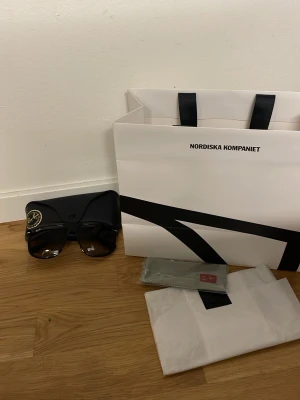 Rayban boyfriend  - Tja, säljer ett par feta rayband boyfriend solglasögon perfekt nu till sommaren. Skicket är 10/10 aldrig använda🤩. Vid snabb affär kan priset gå ner. Vid frågor eller funderingar hör gärna av dig 😊🙏🏼