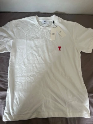 Ami tröja  - Vit Amiri t-shirt i helt nytt skick, aldrig använd. Stilren 