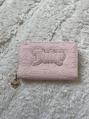 Ljusrosa plånbok från Juicy Couture - Supersöt ljusrosa plånbok från Juicy Couture!! Mycket utrymme, fina detaljer och en söt liten hjärtformat berlock💕💕