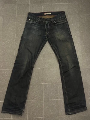 Levi's 506 Standard  - Tja, säljer ett par snygga selvedge Levis 506 standard jeans med sjuka fades, däremot en slitning vid grenen.                                           Storlek: W30 L32 priset kan diskuteras hör av dig vid minsta lilla fundering.