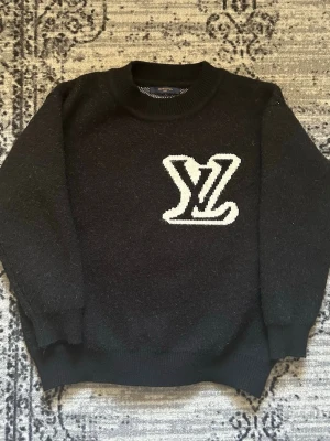 ♦️Designer Knitted Sweater♦️ - KP för E-kvitto.                             Säljer den då den inte kommer till användning längre, perfekt för sommaren då den inte är för tjock. Den är i perfekt kondition.